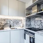 Double Room With Private Wc In Shared House In Downtown Lisbon