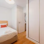 Lisbon Orange House - Modern Two-Bedroom Apartment Rc D