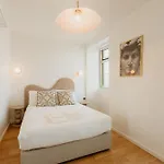 Lisbon Pink House Beautiful 2 Bedroom Flat In City Center