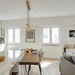 Hostwise - Flat W/ Balcony & Workspace