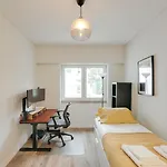 Hostwise - Flat W/ Balcony & Workspace