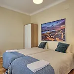 Almirante Top Floor / Almirante Reis Avenue