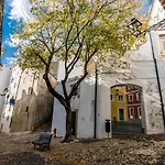 Little River View Triplex In Alfama
