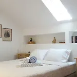 Modern Cosy Flat With Terrace In Campo De Ourique.