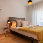 LovelyStay - Sunshine Residence in the Heart of Graça