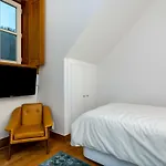 The Explorers Home - Sunny Stylish Family-Friendly Apartment