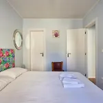 Elegant Riverview Apartment In Historical Lisbon