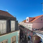 Elegant Riverview Apartment In Historical Lisbon