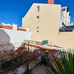 Elegant Riverview Apartment In Historical Lisbon