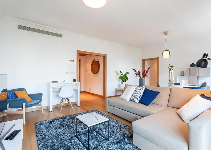 Central Orient Residence - Modern, Spacious And Sunny! By The River!