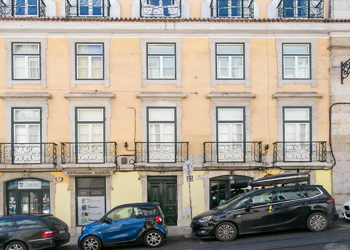 Chiado Deluxe Gem 4Bdr Amazing Apartment