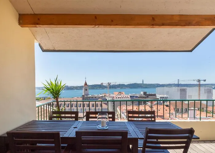 Breathtaking River-City View Two Private Terraces 3 Bedrooms And 3 Bathrooms 17Th Century Building Central Bica Chiado District