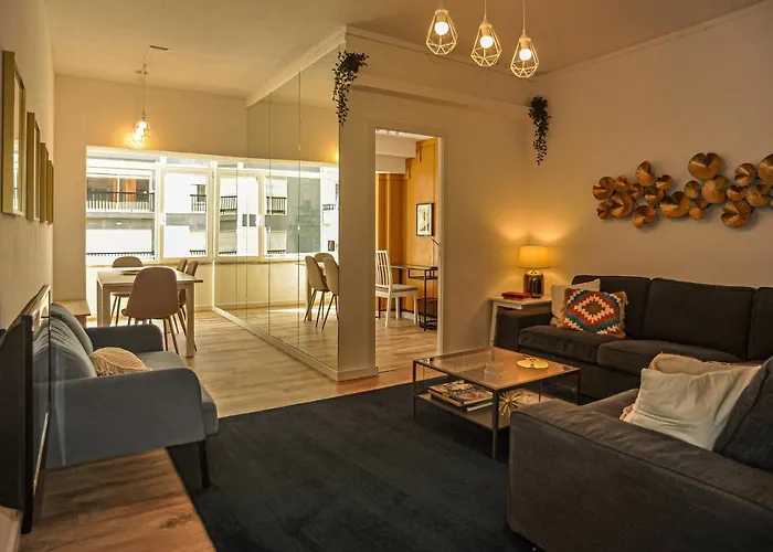 Guesthouse Marques De Pombal - 8 Bedroom Apartment