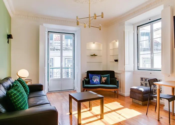 Spacious, Bright And Newly Renovated 2 Bedroom Apartment, Lisbon Historical Center, Madragoa