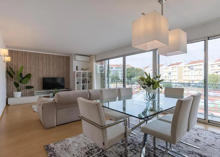 Charm 3Bdr Apartment W/Balcony By Lovelystay