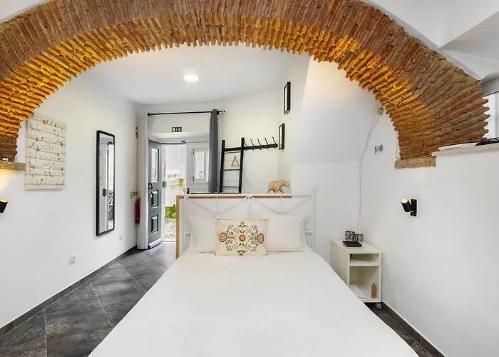 Whome Cozy Alfama Haven: Perfect For Exploring Lisbon