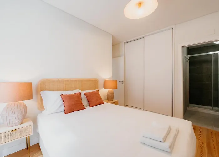 Lisbon Orange House - Modern Two-Bedroom Apartment Rc D