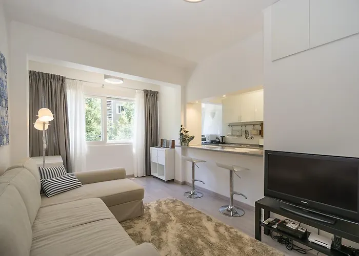 Lovely & Modern In The Center