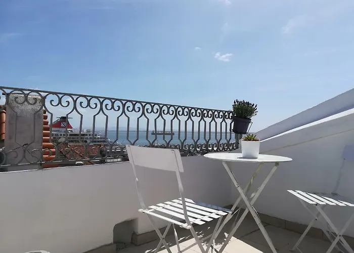 Little River View Triplex In Alfama