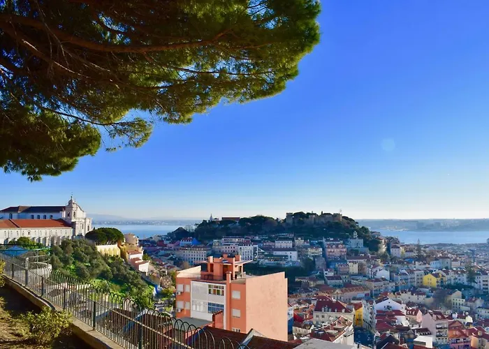 Elegant Riverview Apartment In Historical Lisbon