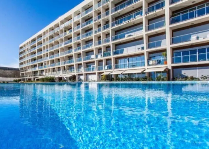 Lisbon Metro & Pool Apartment