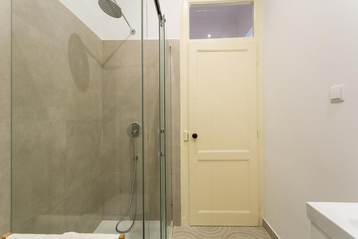 Lovelystay - Cozy 3bdr In Estrela Apartment Lisbon