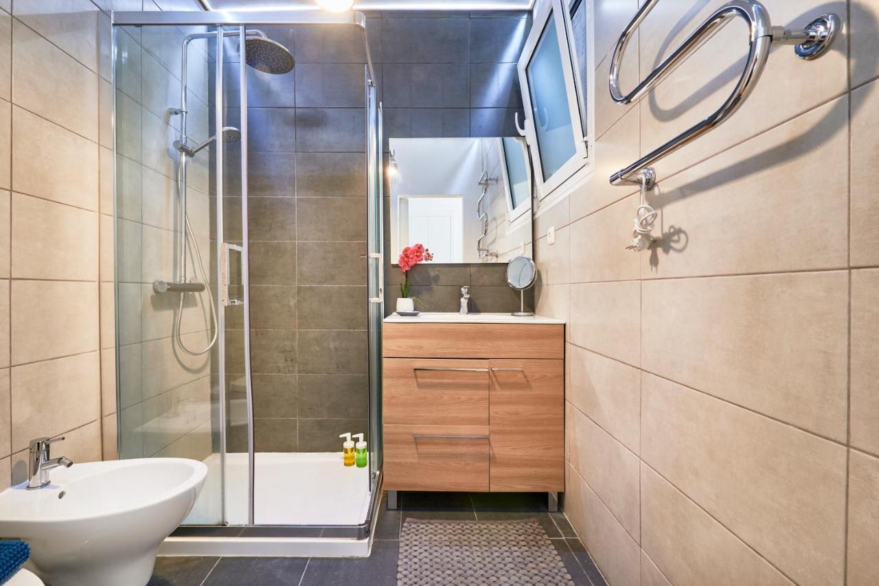 Renovated Charming Apartment, By Timecooler Apartment