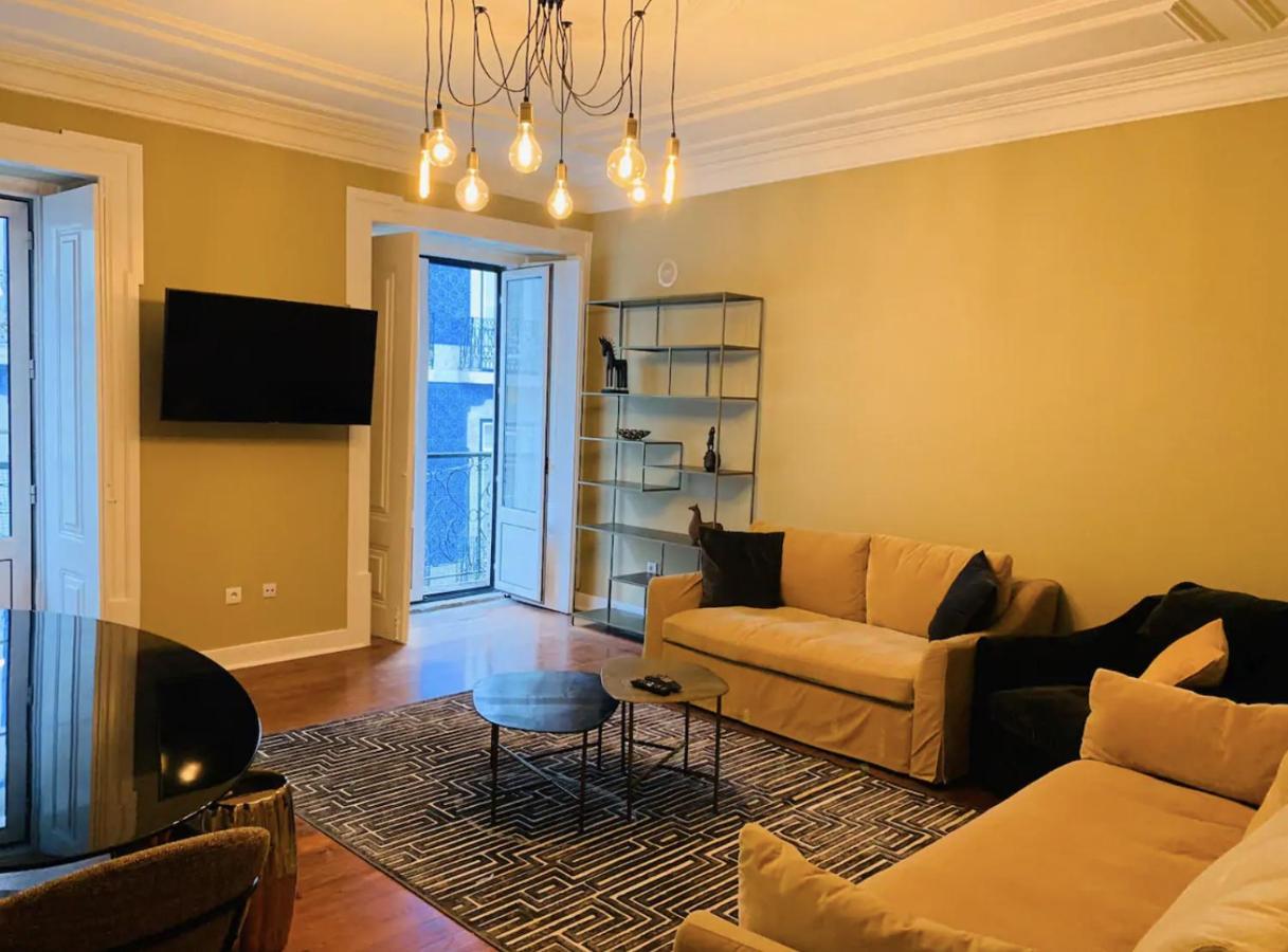 Charming 4 Bedroom In Chiado Apartment