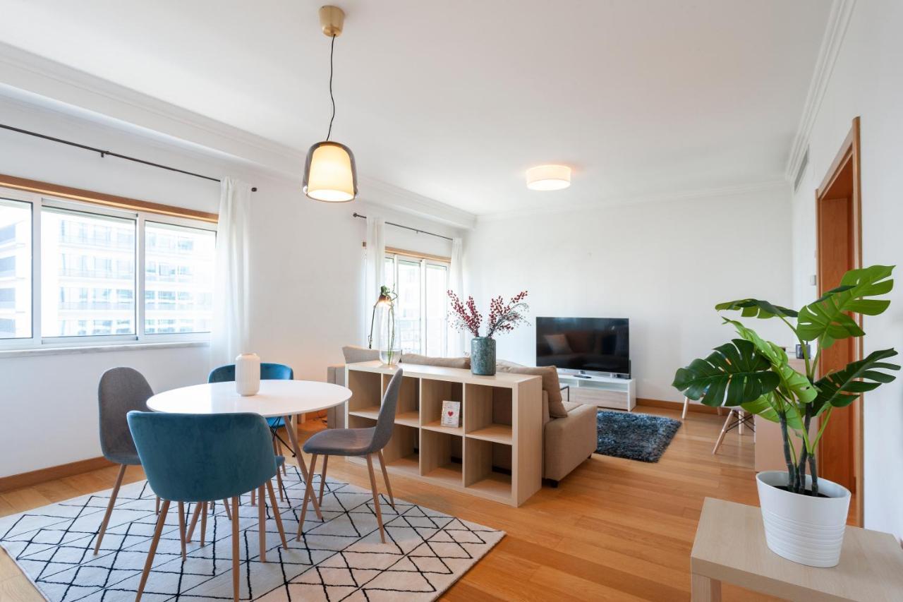 Apartment Orient - Modern, Spacious And Sunny! By The River! Lisbon