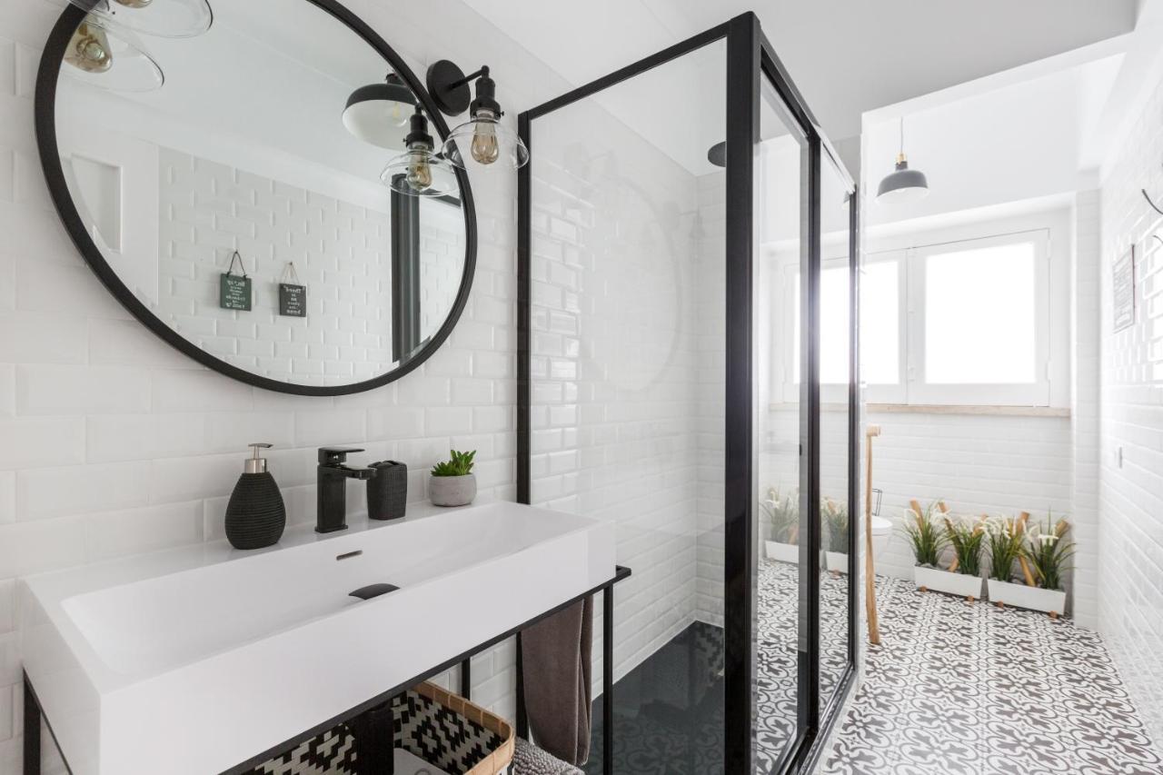 Stroll To Coffee Shops Near A Renovated Hillside In Graca Lisbon
