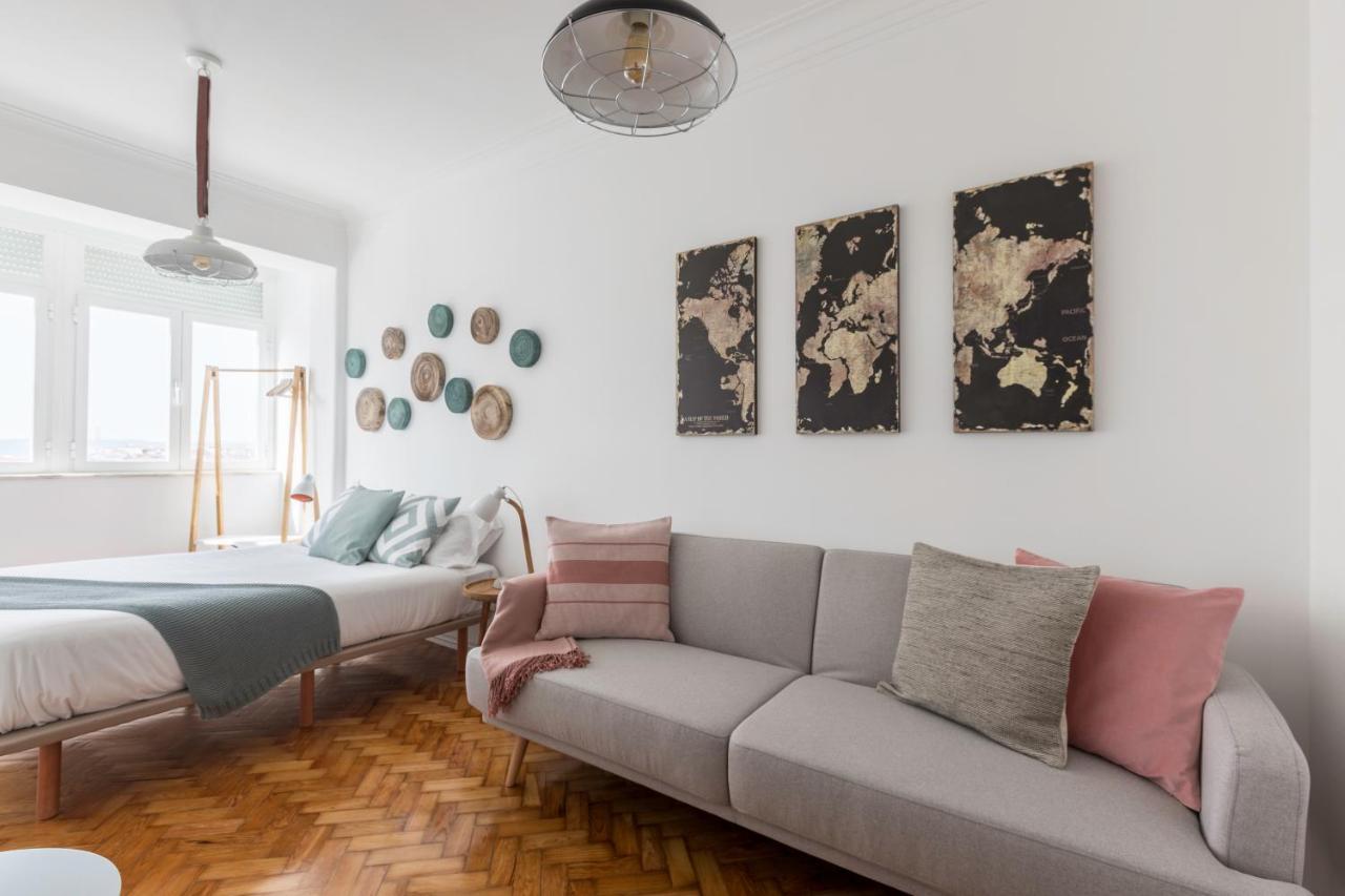 Stroll To Coffee Shops Near A Renovated Hillside In Graca Apartment *