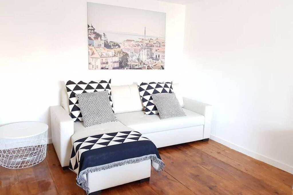 Inloveapartments - Typical Alfama Balcony Apartment