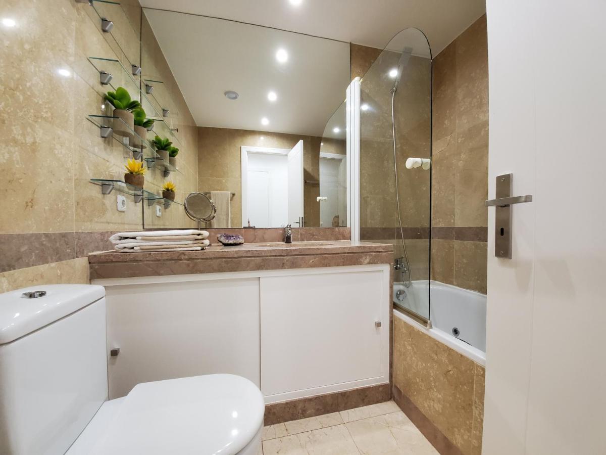 Twin Towers Apartment