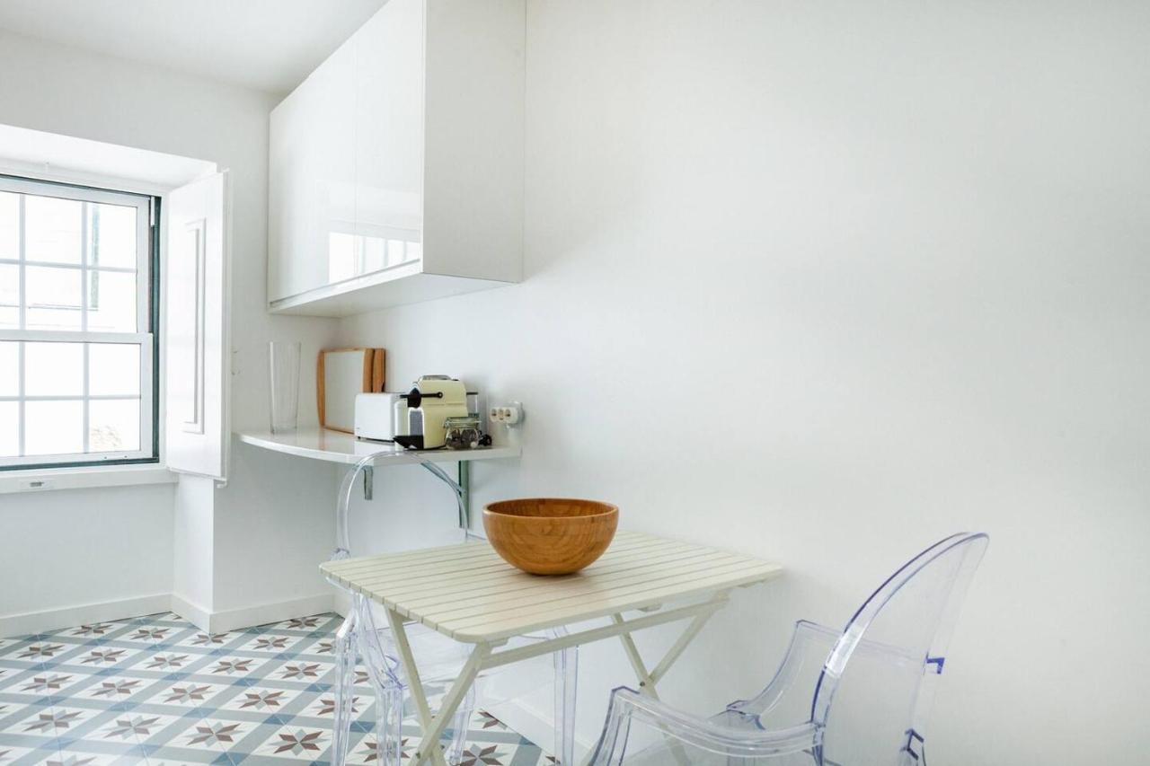 Alfama Delight: Panoramic River Views In Historic 18th Century Building Apartment Lisbon