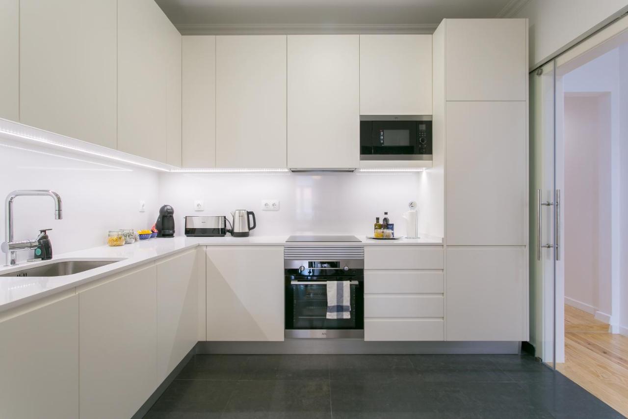 Luxury Retreat! 2 Suites, Balcony & Views!! Apartment