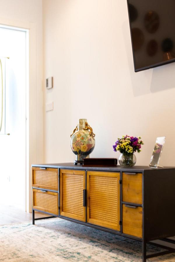 Stupendo- Two Rooms, Patio With Refreshing Pond-center-air Conditioning-free Park Apartment
