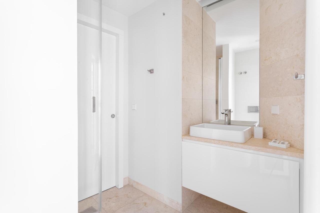 Joivy 2-br Flat With Garage Near Castelo De S Jorge Lisbon