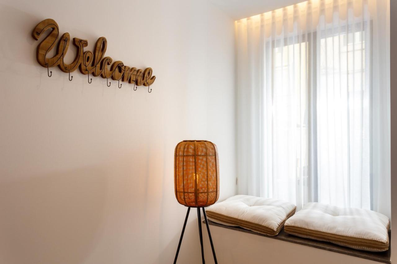 Stupendo- Two Rooms, Patio With Refreshing Pond-center-air Conditioning-free Park *