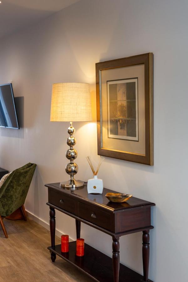 Stupendo- Two Rooms, Patio With Refreshing Pond-center-air Conditioning-free Park