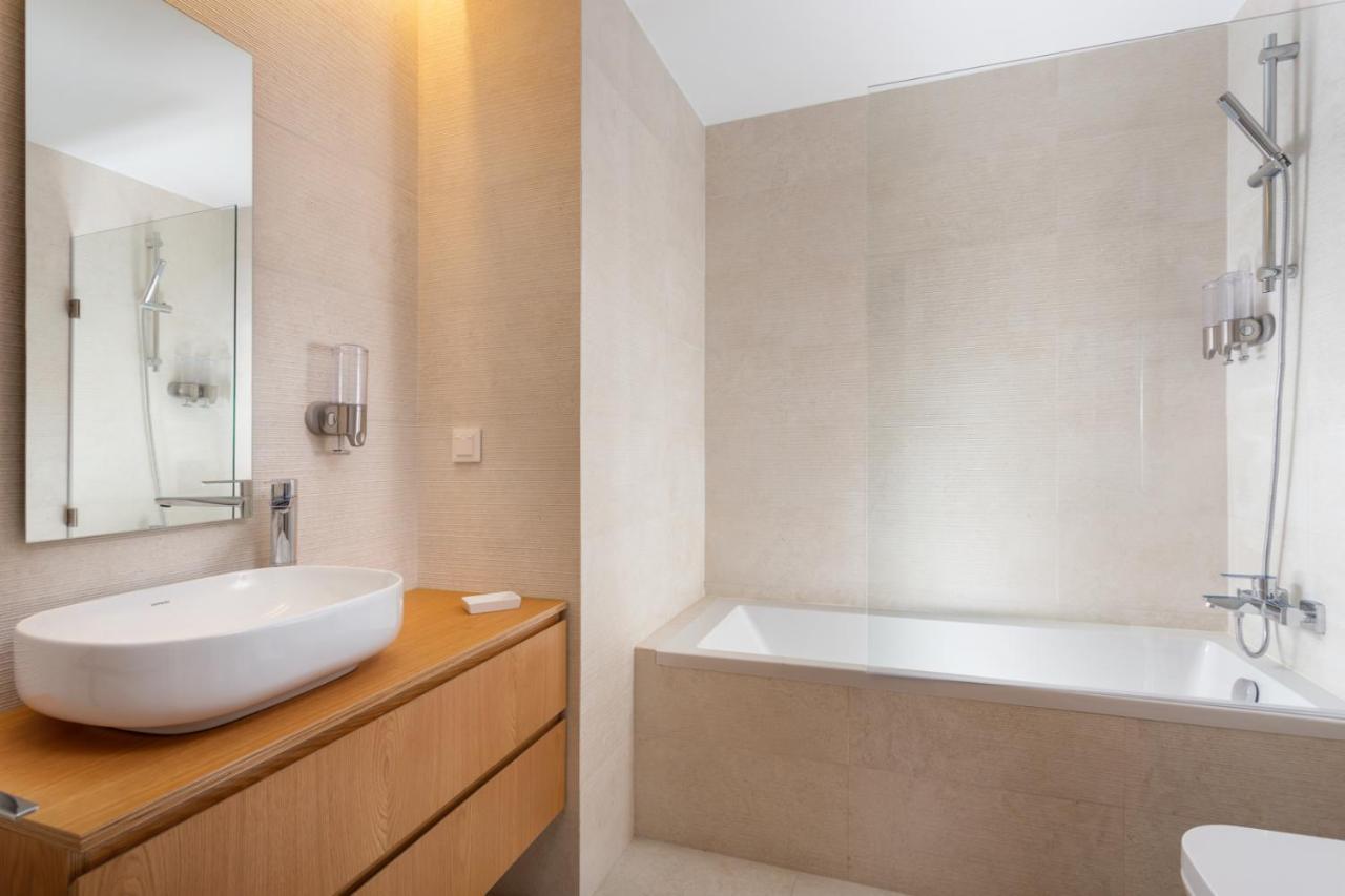 Stupendo- Two Rooms, Patio With Refreshing Pond-center-air Conditioning-free Park * Lisbon