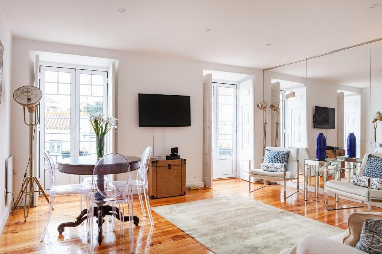 Apartment Alfama Delight: Panoramic River Views In Historic 18th Century Building Lisbon