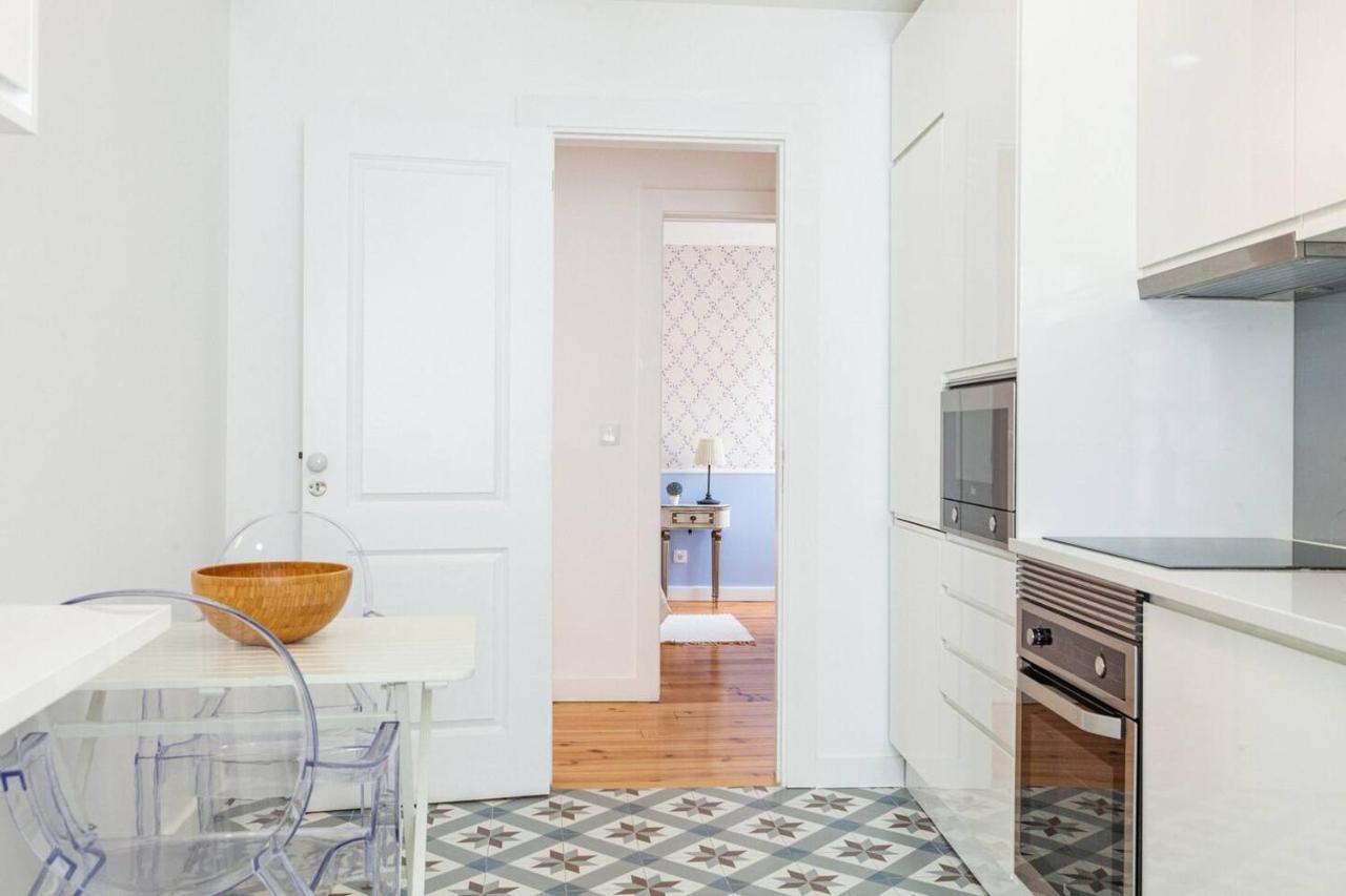 Alfama Delight: Panoramic River Views In Historic 18th Century Building Lisbon