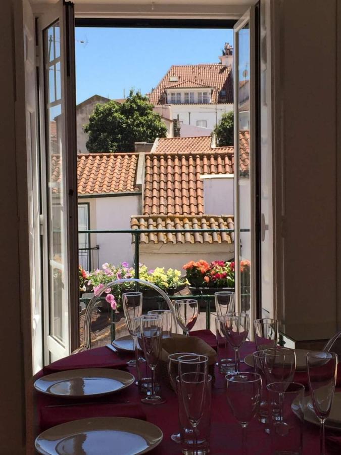 Alfama Delight: Panoramic River Views In Historic 18th Century Building Lisbon