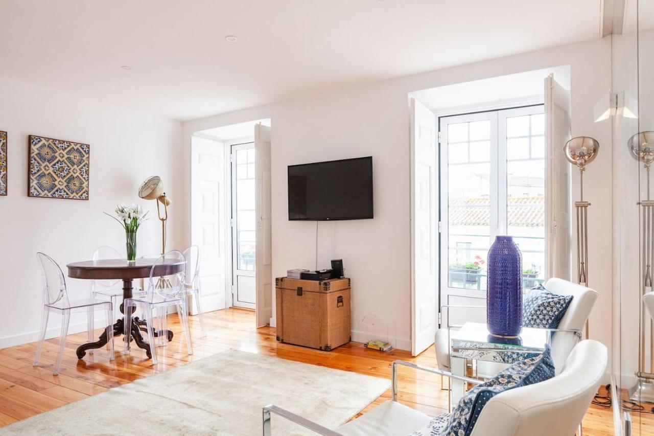Apartment Alfama Delight: Panoramic River Views In Historic 18th Century Building Lisbon