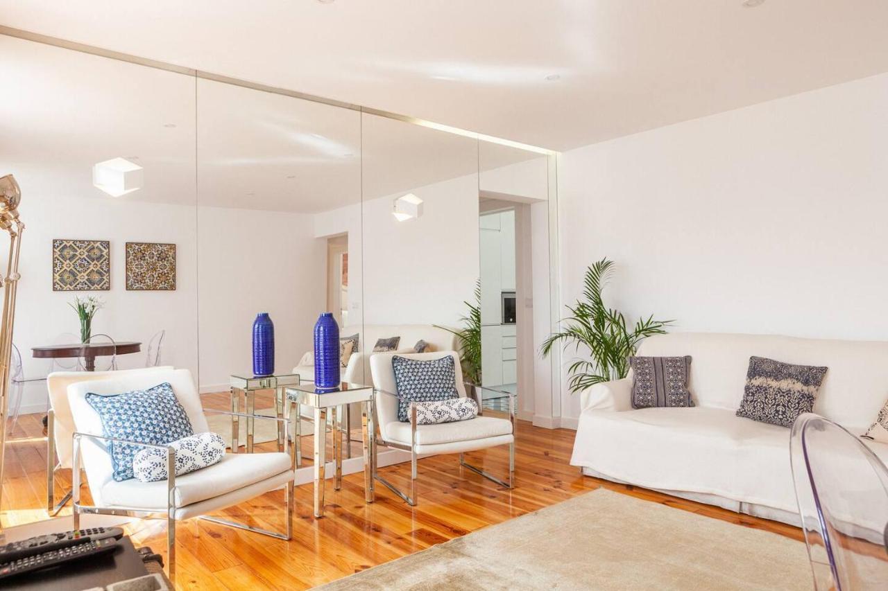 Alfama Delight: Panoramic River Views In Historic 18th Century Building Apartment