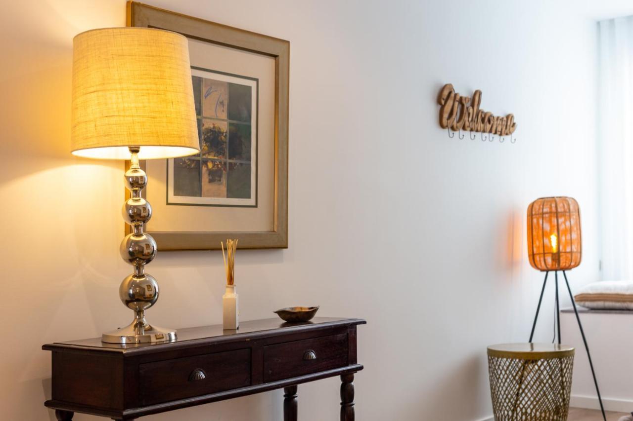 Apartment Stupendo- Two Rooms, Patio With Refreshing Pond-center-air Conditioning-free Park *