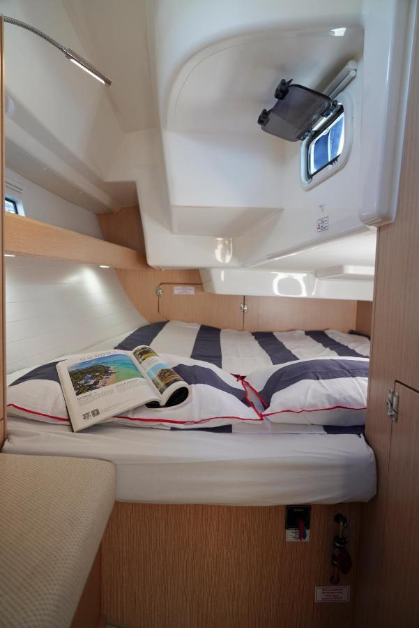Luxury Sailing Boat *