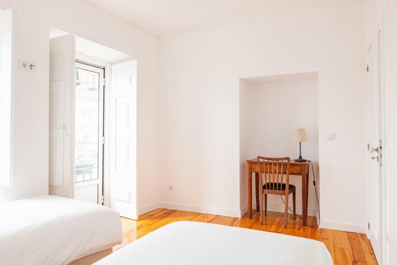 Alfama Delight: Panoramic River Views In Historic 18th Century Building