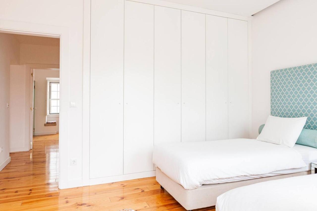 Alfama Delight: Panoramic River Views In Historic 18th Century Building