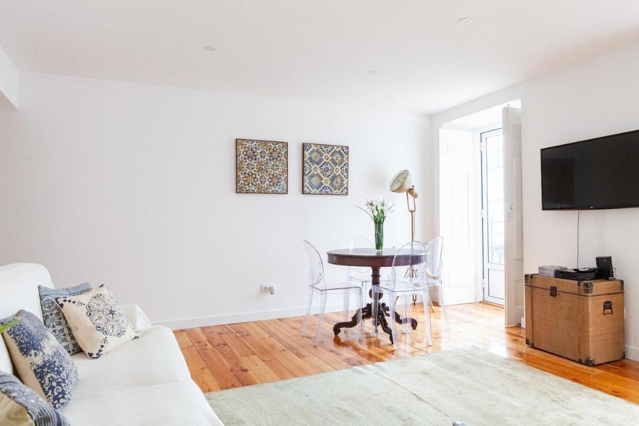 Apartment Alfama Delight: Panoramic River Views In Historic 18th Century Building Lisbon